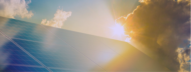 Paneles solares con cielo al amanecer